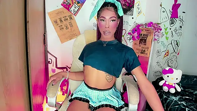 Snapshot of bloom444 chatting on 05-30-26, 02:18 bloom444 online show from 05-30-26, 02:18