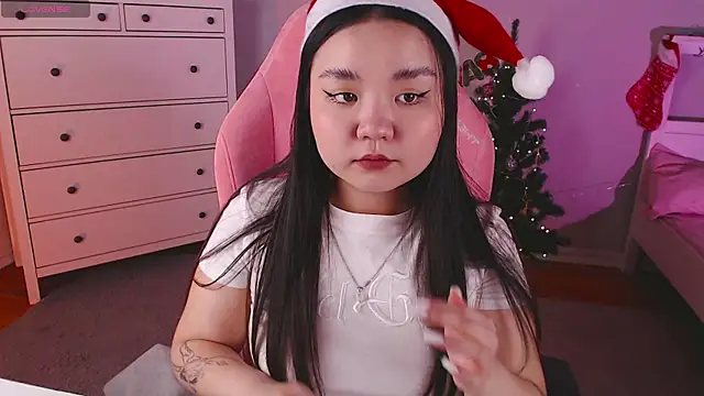 Snapshot of Suzy_Baee chatting on 12-18-24, 12:29 Suzy Baee online show from 12-18-24, 12:29