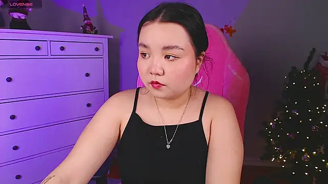 Snapshot of Suzy_Baee chatting on 12-19-24, 12:23 Suzy Baee online show from 12-19-24, 12:23