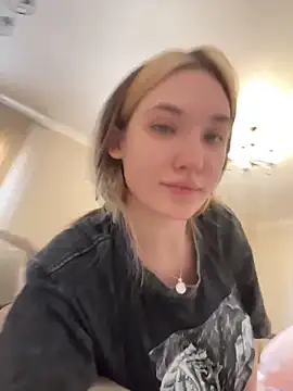 Snapshot of Holly_Molii chatting on 06-14-26, 11:33 Holly Molii online show from 06-14-26, 11:33
