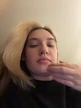 Snapshot of Holly_Molii chatting on 06-03-26, 04:02 Holly Molii online show from 06-03-26, 04:02