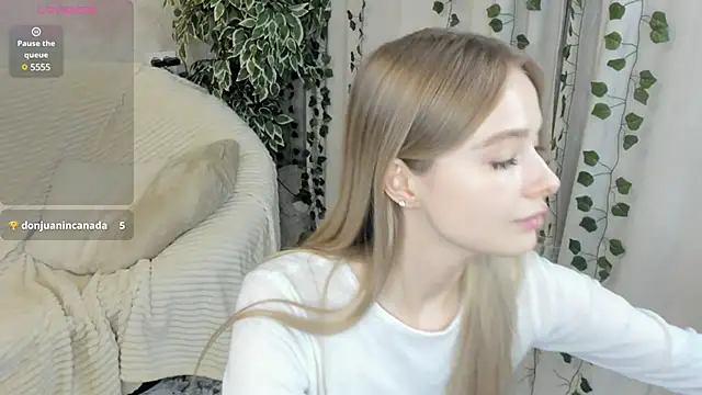 Snapshot of mell_milles chatting on 12-28-24, 08:15 mell milles online show from 12-28-24, 08:15