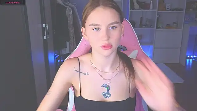 Snapshot of doll_barbieee chatting on 06-21-26, 01:39 doll barbieee online show from 06-21-26, 01:39