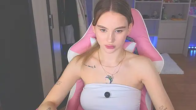 Snapshot of doll_barbieee chatting on 06-08-26, 11:44 doll barbieee online show from 06-08-26, 11:44