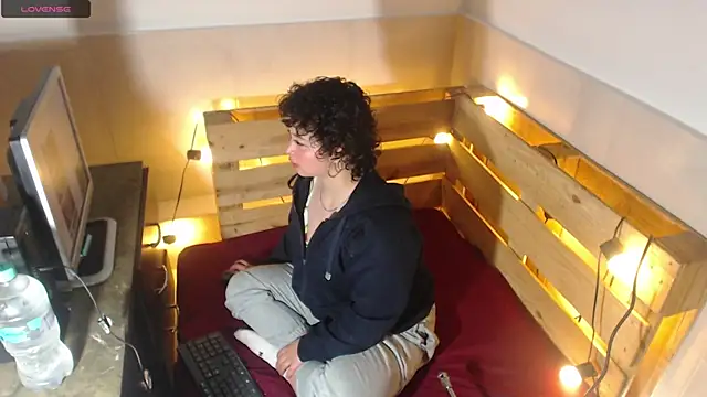 Bitsy Messy online show from 12-18-25, 03:55