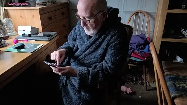 Adamdaddybear online show from 10-03-25, 07:54