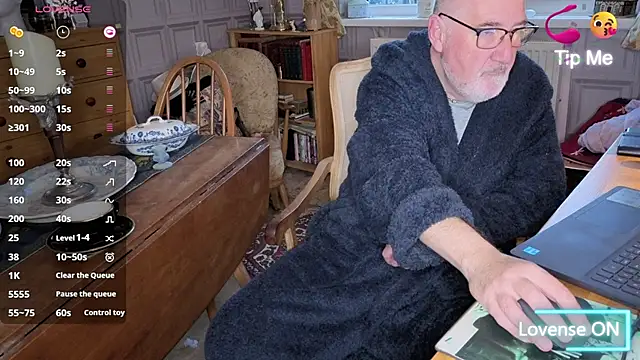 Adamdaddybear online show from 10-29-25, 07:29