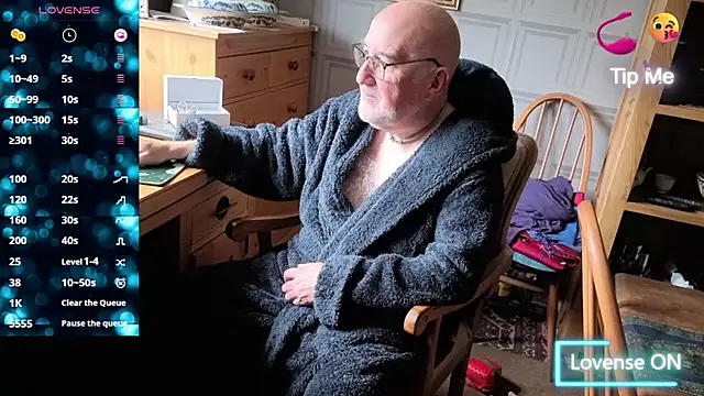 Adamdaddybear online show from 10-08-25, 07:54