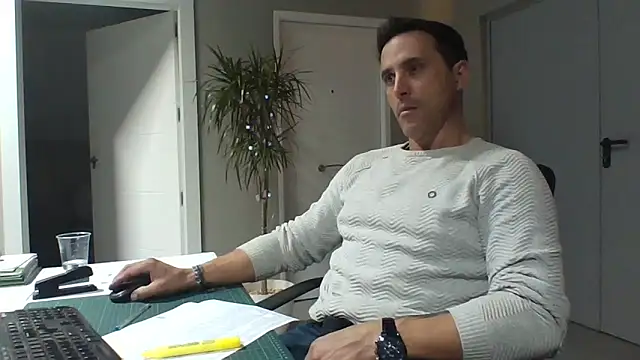 Snapshot of Lucas___81 chatting on 12-17-25, 07:19 Lucas 81 online show from 12-17-25, 07:19