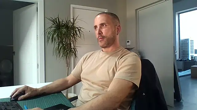 Snapshot of Lucas___81 chatting on 03-18-26, 05:58 Lucas 81 online show from 03-18-26, 05:58