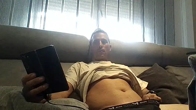 Snapshot of Lucas___81 chatting on 11-17-25, 01:48 Lucas 81 online show from 11-17-25, 01:48
