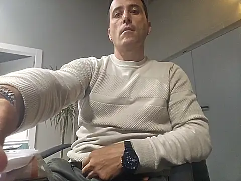 Snapshot of Lucas___81 chatting on 11-27-25, 07:47 Lucas 81 online show from 11-27-25, 07:47