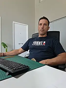 Snapshot of Lucas___81 chatting on 07-11-26, 10:48 Lucas 81 online show from 07-11-26, 10:48
