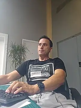 Snapshot of Lucas___81 chatting on 11-12-25, 07:40 Lucas 81 online show from 11-12-25, 07:40