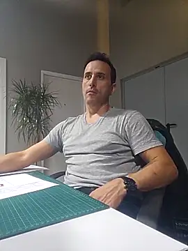 Snapshot of Lucas___81 chatting on 11-26-25, 07:14 Lucas 81 online show from 11-26-25, 07:14