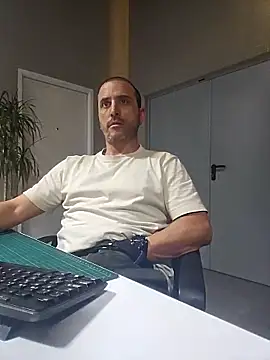 Snapshot of Lucas___81 chatting on 04-07-26, 06:21 Lucas 81 online show from 04-07-26, 06:21