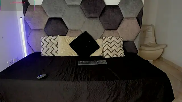 Snapshot of Latrellx7 chatting on 04-23-26, 03:24 Latrellx7 online show from 04-23-26, 03:24