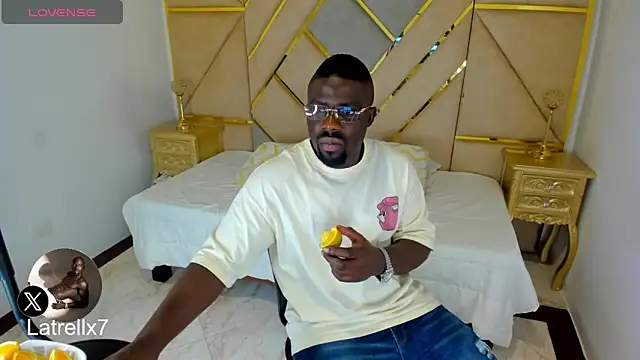 Snapshot of Latrellx7 chatting on 11-11-25, 02:39 Latrellx7 online show from 11-11-25, 02:39