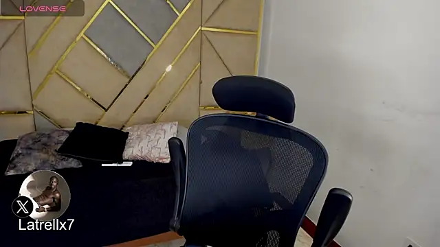 Snapshot of Latrellx7 chatting on 11-21-25, 04:11 Latrellx7 online show from 11-21-25, 04:11