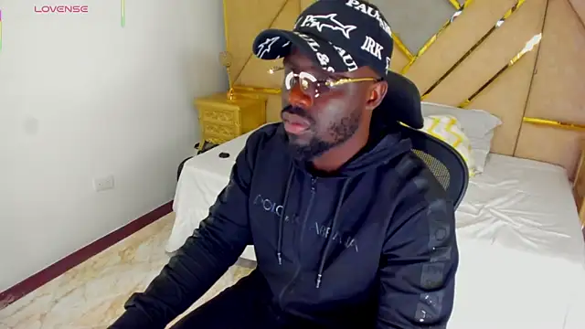 Snapshot of Latrellx7 chatting on 10-31-25, 11:55 Latrellx7 online show from 10-31-25, 11:55