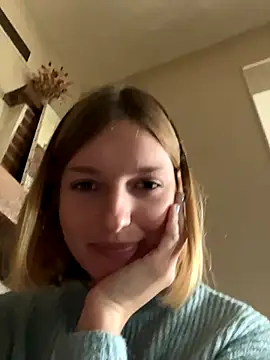 Snapshot of vilaineblonde chatting on 10-28-25, 01:43 vilaineblonde online show from 10-28-25, 01:43