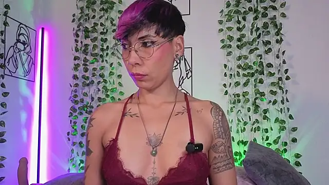 Snapshot of MiaMorgan_ chatting on 06-06-26, 04:12 MiaMorgan online show from 06-06-26, 04:12