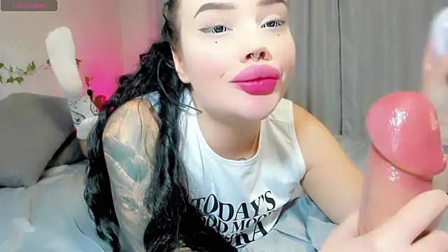 Snapshot of Aira_vi chatting on 10-13-25, 02:07 Aira vi online show from 10-13-25, 02:07