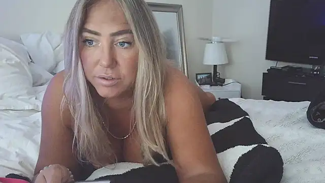 Snapshot of sunshinekisses chatting on 10-03-25, 01:12 sunshinekisses online show from 10-03-25, 01:12