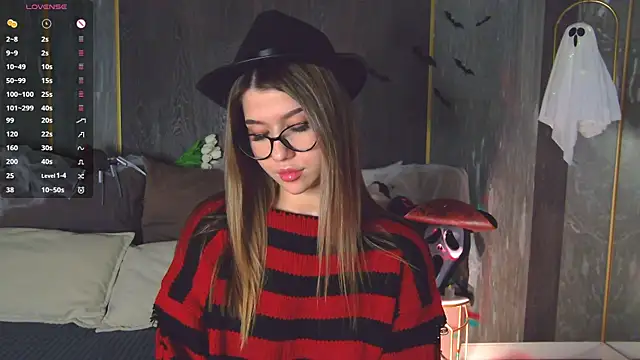 Snapshot of Sara_Lewiis chatting on 10-31-25, 04:58 Sara Lewiis online show from 10-31-25, 04:58