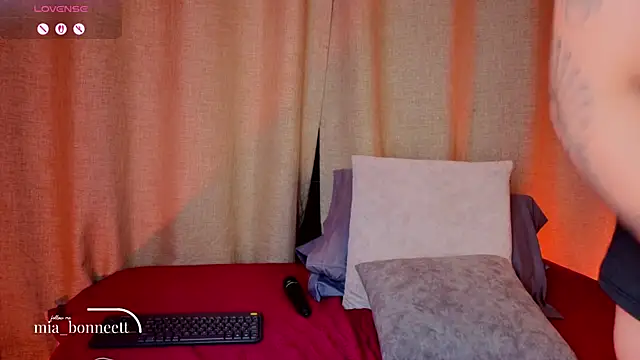 mia bonneett online show from 04-11-26, 07:45