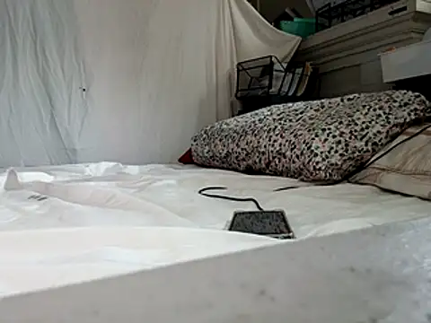 Snapshot of DevinToore chatting on 10-22-25, 04:06 DevinToore online show from 10-22-25, 04:06