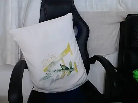 Snapshot of Apollo_21 chatting on 05-07-26, 01:32 Apollo 21 online show from 05-07-26, 01:32
