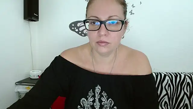 LadyHellene online show from 11-28-25, 08:14