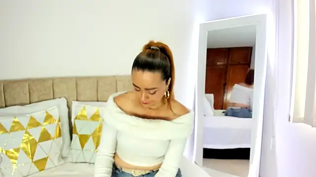 cristalwalker   online show from 11-13-25, 12:31