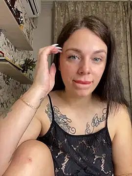 Lola Hale online show from 11-28-25, 05:46