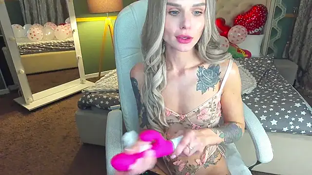 Snapshot of KiraGrayy chatting on 02-11-25, 04:46 KiraGrayy online show from 02-11-25, 04:46