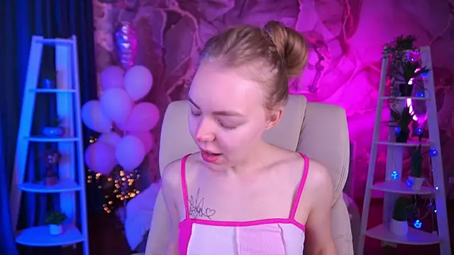 Snapshot of EmilySunshineS chatting on 02-23-26, 07:09 EmilySunshineS online show from 02-23-26, 07:09