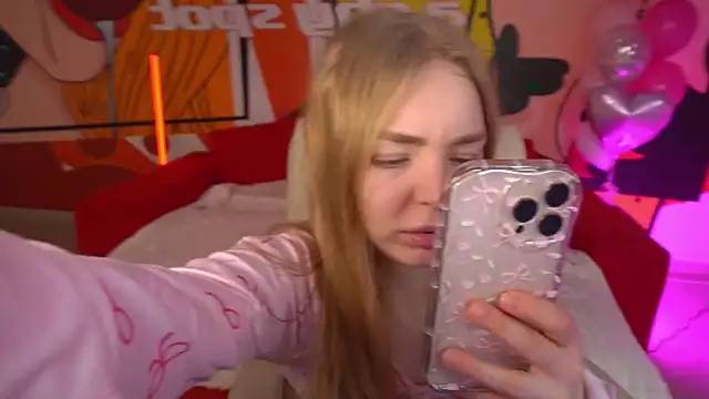 Snapshot of EmilySunshineS chatting on 02-20-26, 07:43 EmilySunshineS online show from 02-20-26, 07:43