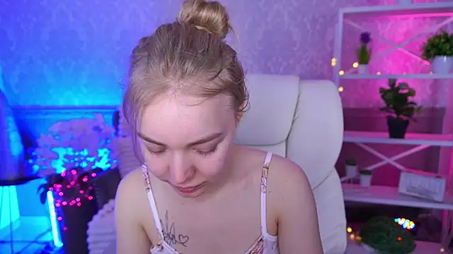 Snapshot of EmilySunshineS chatting on 02-13-26, 07:19 EmilySunshineS online show from 02-13-26, 07:19