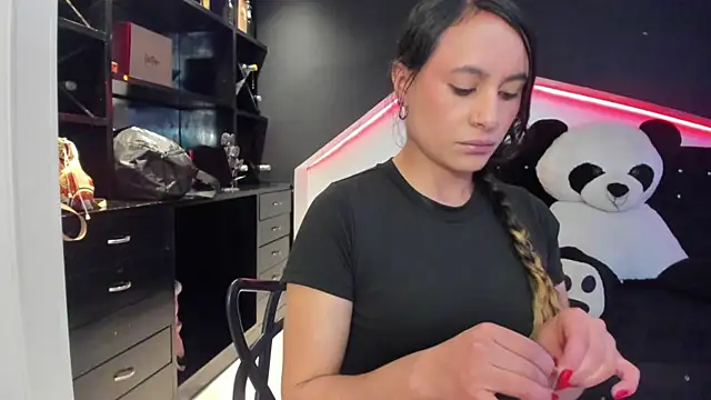 Coral Gibson online show from 09-23-25, 12:45