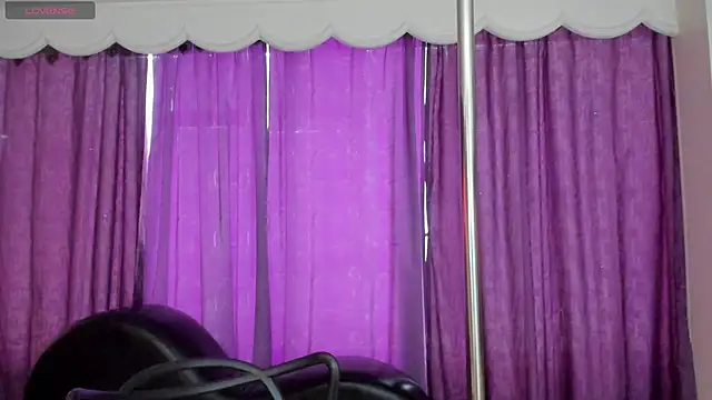 Coral Gibson online show from 10-07-25, 01:23