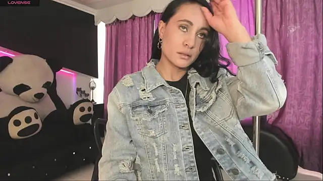 Coral Gibson online show from 12-05-25, 01:21