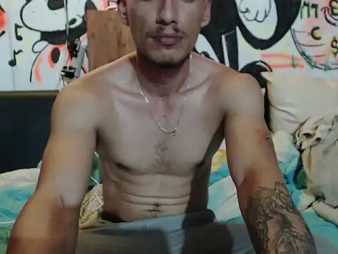 Snapshot of roystonee01 chatting on 09-19-25, 05:33 roystonee01 online show from 09-19-25, 05:33