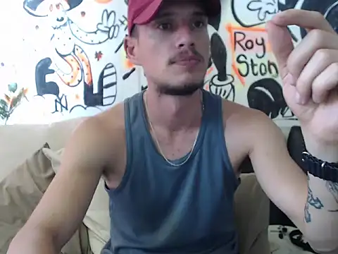 Snapshot of roystonee01 chatting on 09-25-25, 05:08 roystonee01 online show from 09-25-25, 05:08