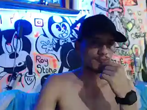 Snapshot of roystonee01 chatting on 09-18-25, 01:19 roystonee01 online show from 09-18-25, 01:19