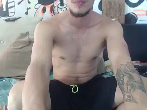 Snapshot of roystonee01 chatting on 10-25-25, 05:13 roystonee01 online show from 10-25-25, 05:13