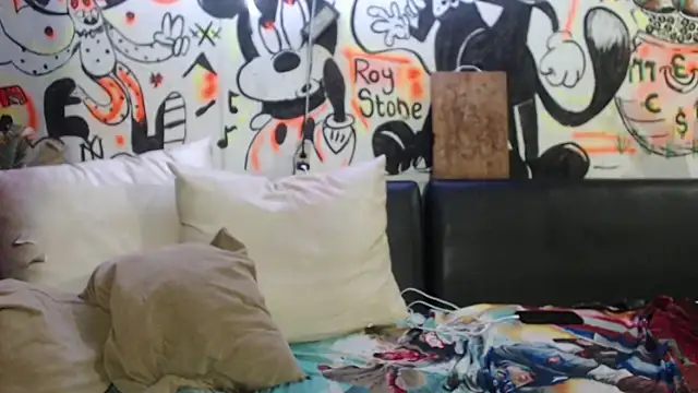 Snapshot of roystonee01 chatting on 10-15-25, 01:48 roystonee01 online show from 10-15-25, 01:48