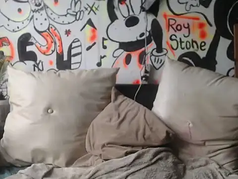 Snapshot of roystonee01 chatting on 10-26-25, 12:05 roystonee01 online show from 10-26-25, 12:05