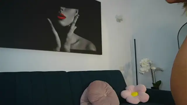 Snapshot of izzy_belle chatting on 06-11-26, 06:21 izzy belle online show from 06-11-26, 06:21
