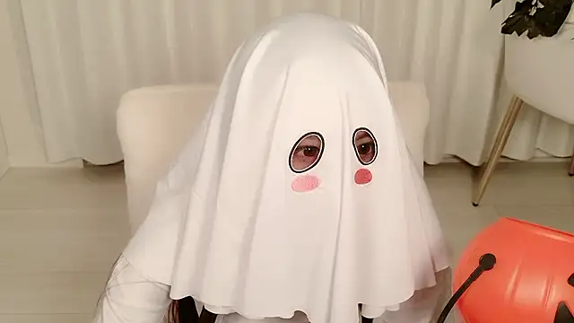 Snapshot of yuki_room chatting on 10-31-25, 12:57 yuki room online show from 10-31-25, 12:57